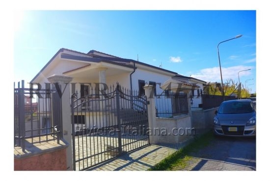 SCA V 160,  Villa bifamiliare di nuova costruzione con giardino a 150 metri dal mare