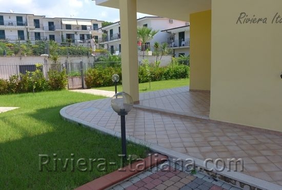 SCA V 003, Villetta in ottime condizioni con giardino e terrazzo in un residence con piscina