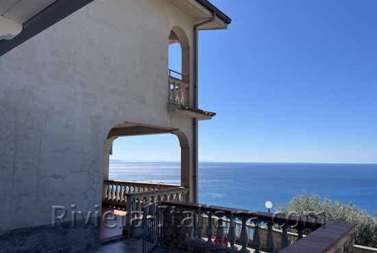 Villa con vista mare sulla costa tirrenica