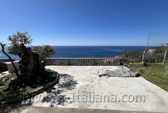 Villa con vista mare sulla costa tirrenica