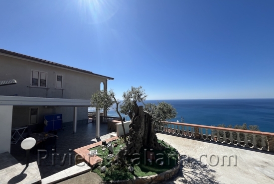 Villa con vista mare sulla costa tirrenica