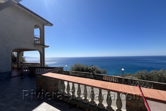 Villa con vista mare sulla costa tirrenica