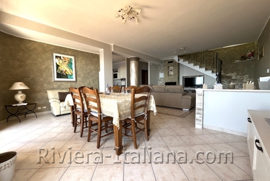 Villa con vista mare sulla costa tirrenica