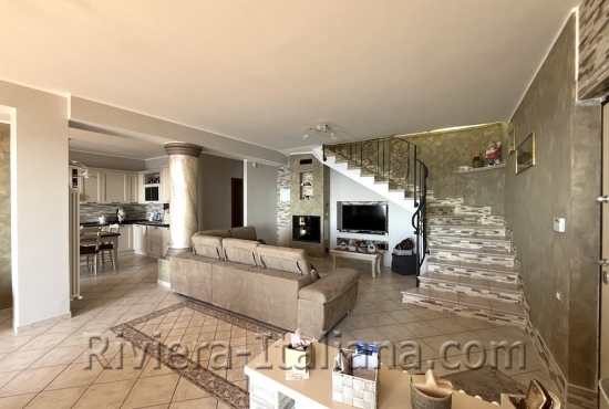 Villa con vista mare sulla costa tirrenica