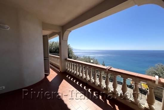 Villa con vista mare sulla costa tirrenica