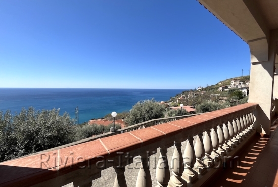 Villa con vista mare sulla costa tirrenica