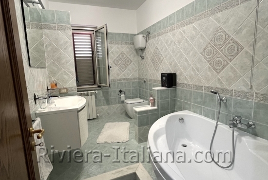Villa con vista mare sulla costa tirrenica