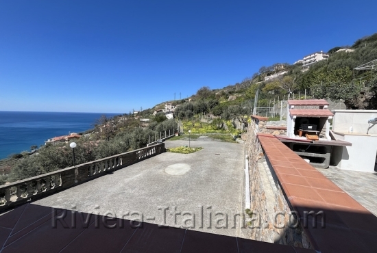Villa con vista mare sulla costa tirrenica