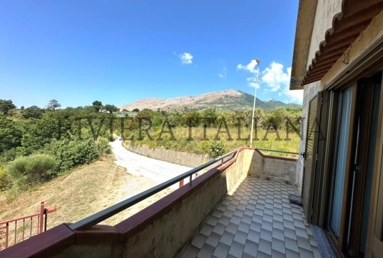 Casa indipendente immersa nel verde a Tremoli