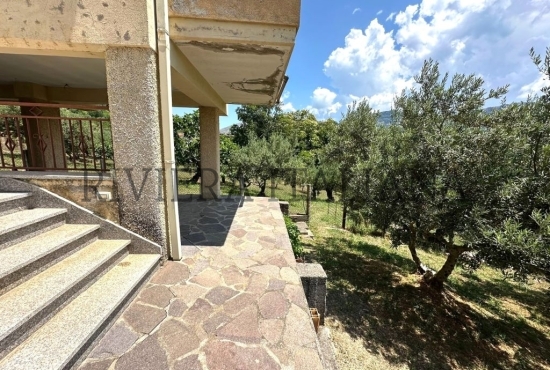 Casa indipendente immersa nel verde a Tremoli